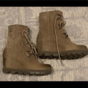 Sorel wedge boots size 6.5